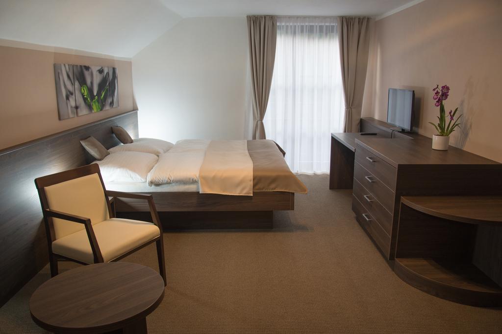 Restaurace A Penzion U Klasku Olomouc Room photo